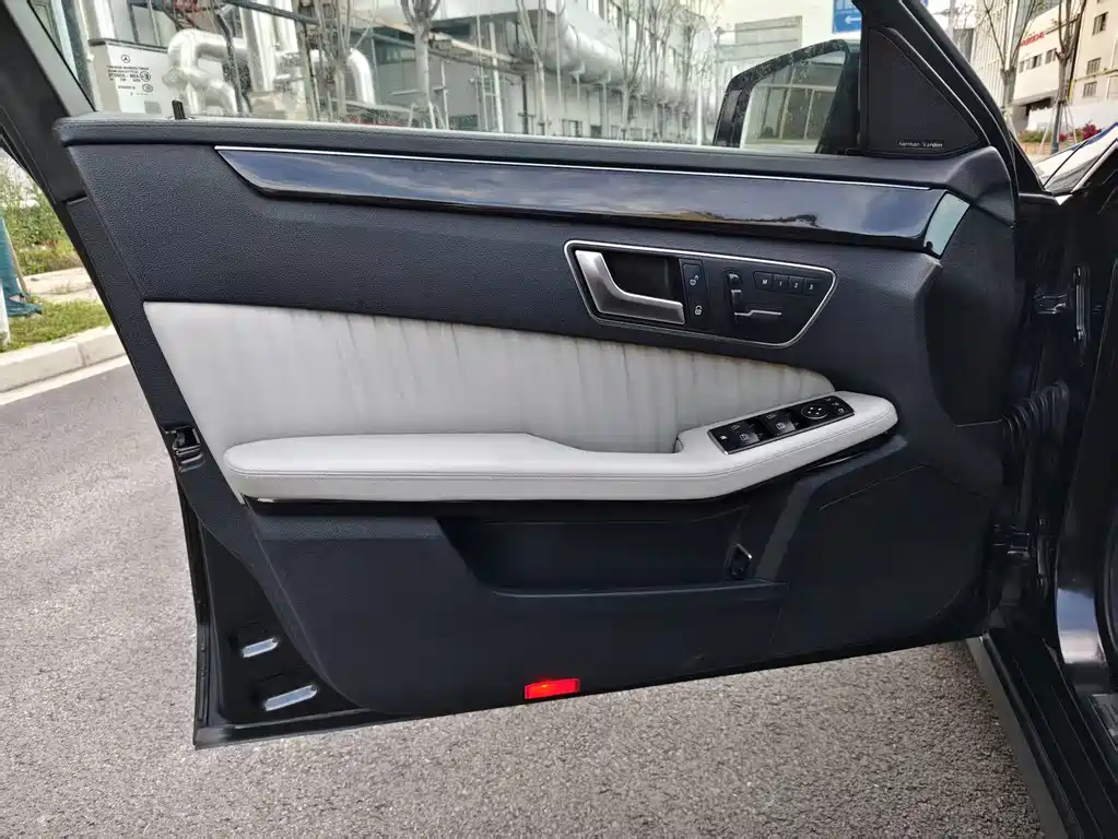 Mercedes-Benz E-Class — миниатюра 12