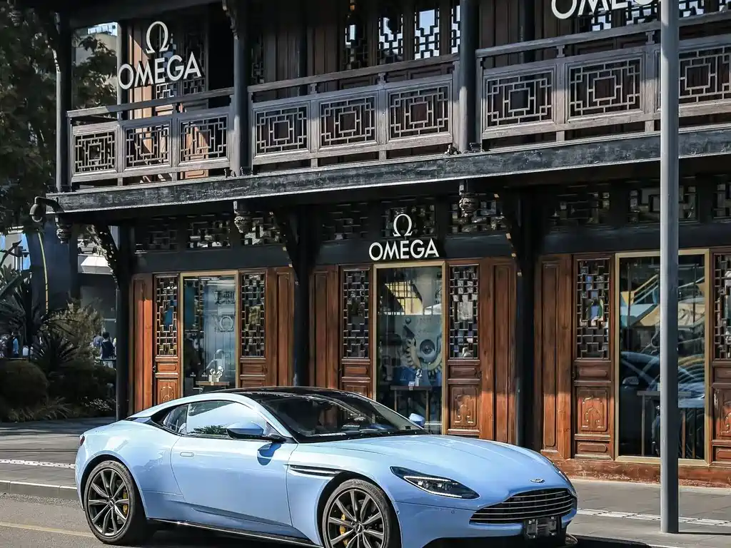 Aston Martin DB11 — миниатюра 2