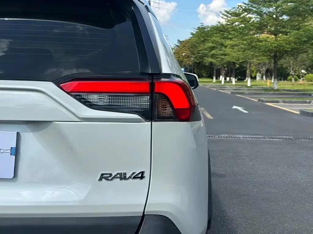 Toyota RAV4 — миниатюра 11
