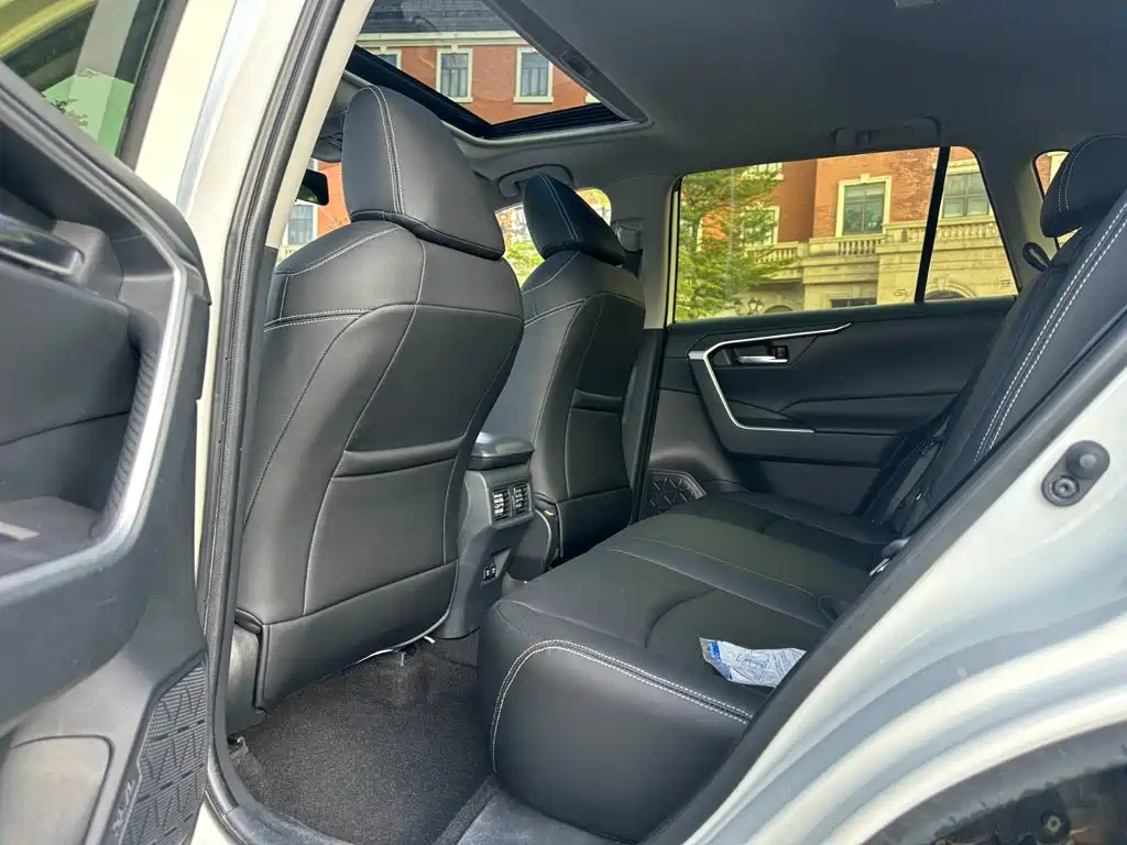Toyota RAV4 — миниатюра 8
