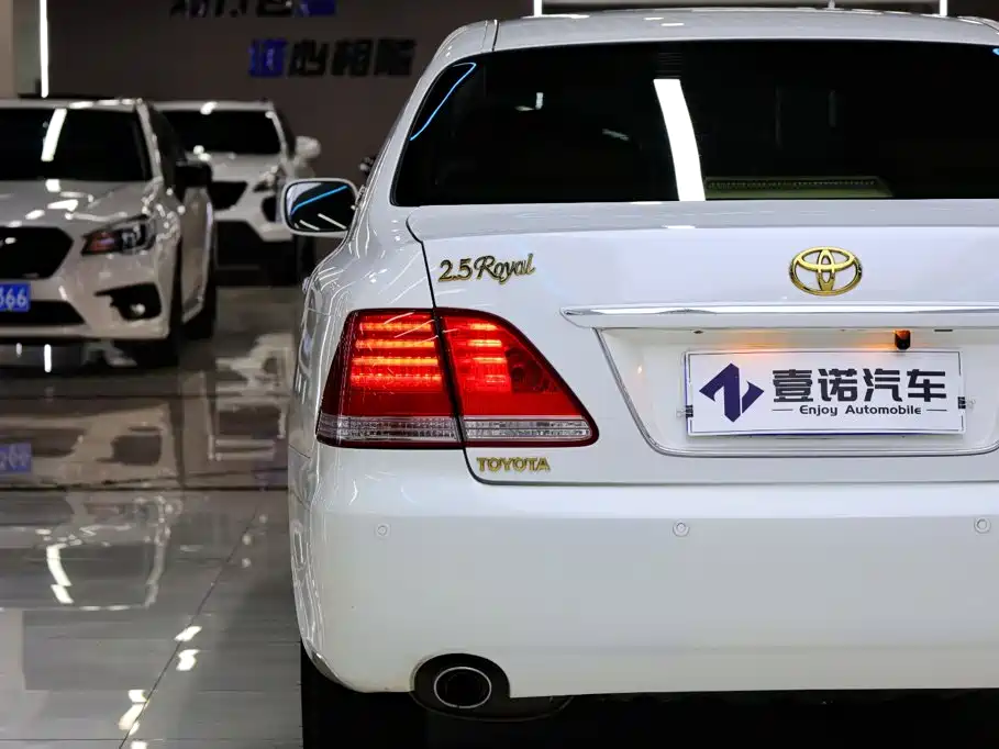 Toyota Crown — миниатюра 9