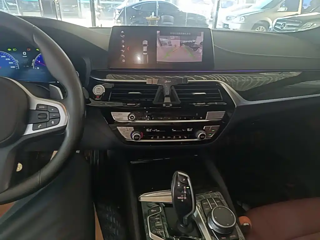 BMW 5 Series — миниатюра 13