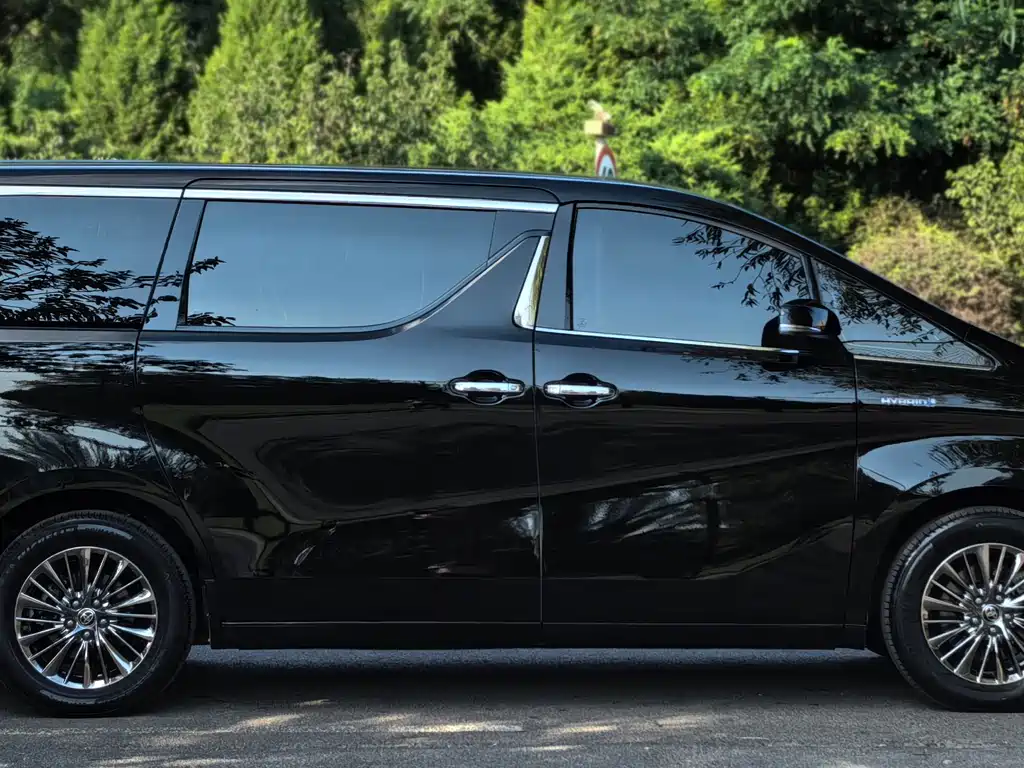 Toyota Alphard — миниатюра 4
