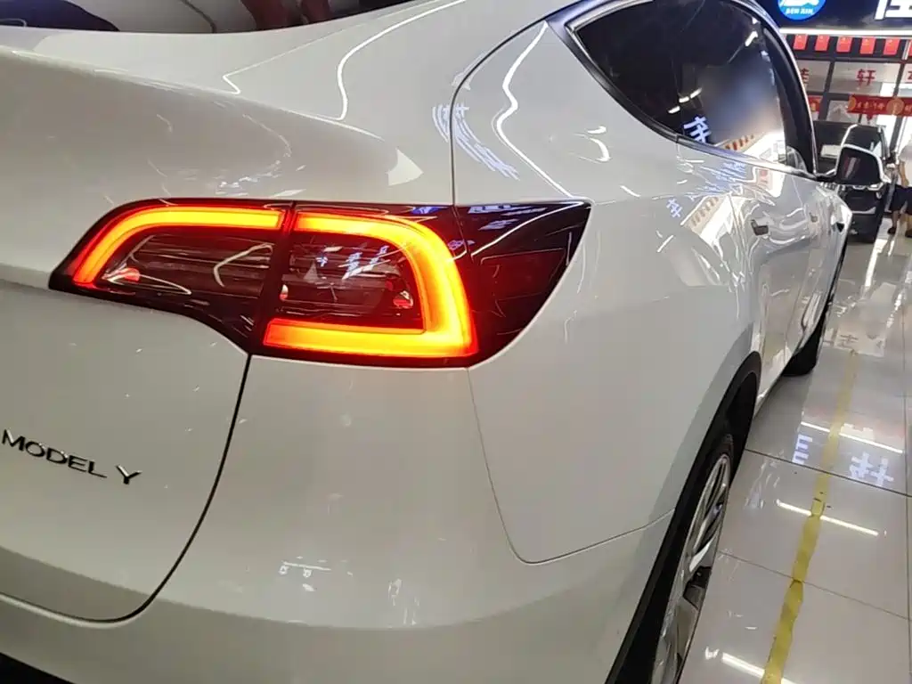Tesla Model Y — миниатюра 8