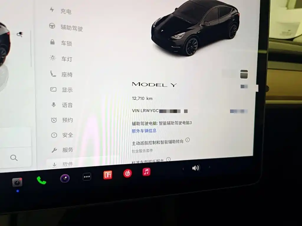 Tesla Model Y — миниатюра 12