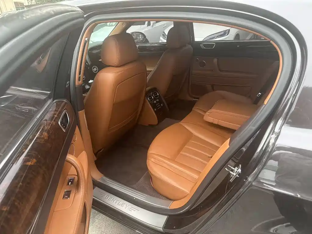 Bentley Flying Spur 2010 6.0T мест