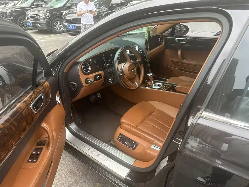 Bentley Flying Spur 2010 6.0T мест