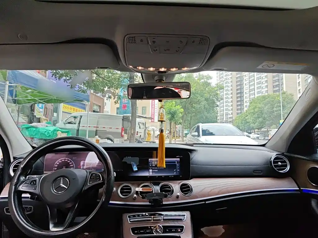 Mercedes-Benz E-Class — миниатюра 6