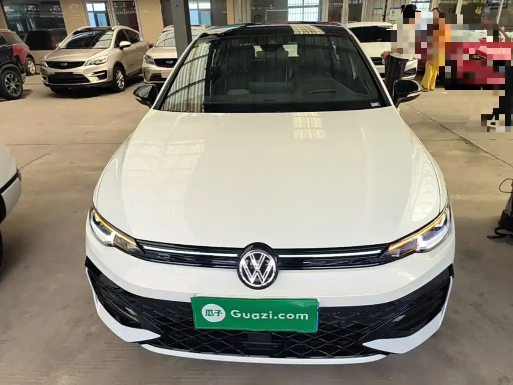 Volkswagen Golf 2025 300TSI R-Line