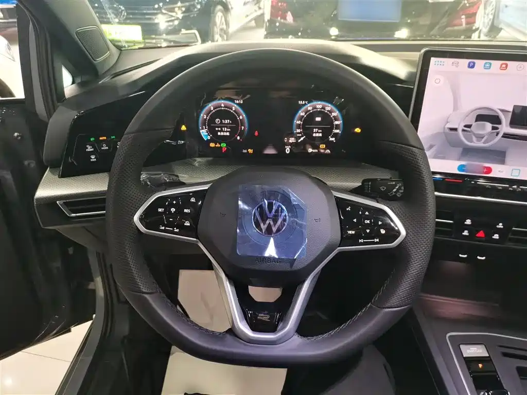 Volkswagen Golf 2025 300TSI R-Line