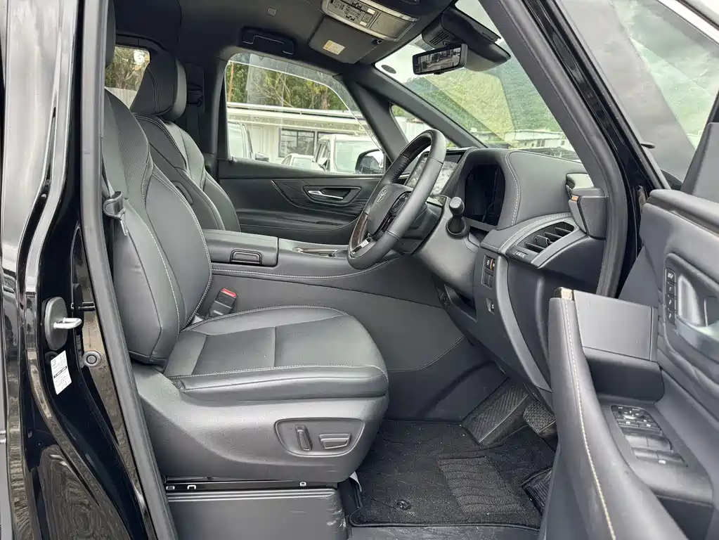 Toyota Alphard — миниатюра 10
