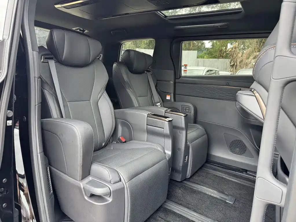 Toyota Alphard — миниатюра 9