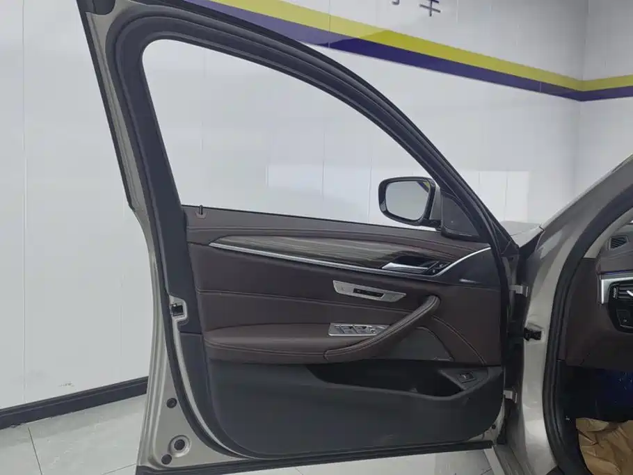 BMW 5 Series — миниатюра 7