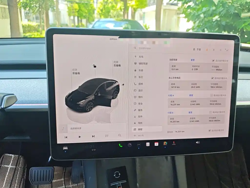 Tesla Model Y — миниатюра 9