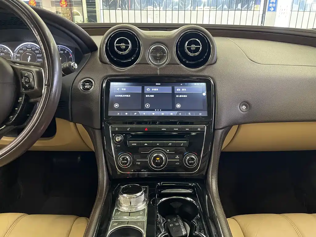 Jaguar XJ — миниатюра 13