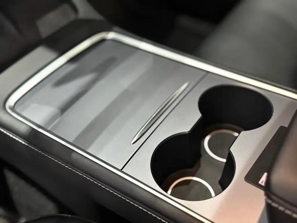 Tesla Model Y — миниатюра 11
