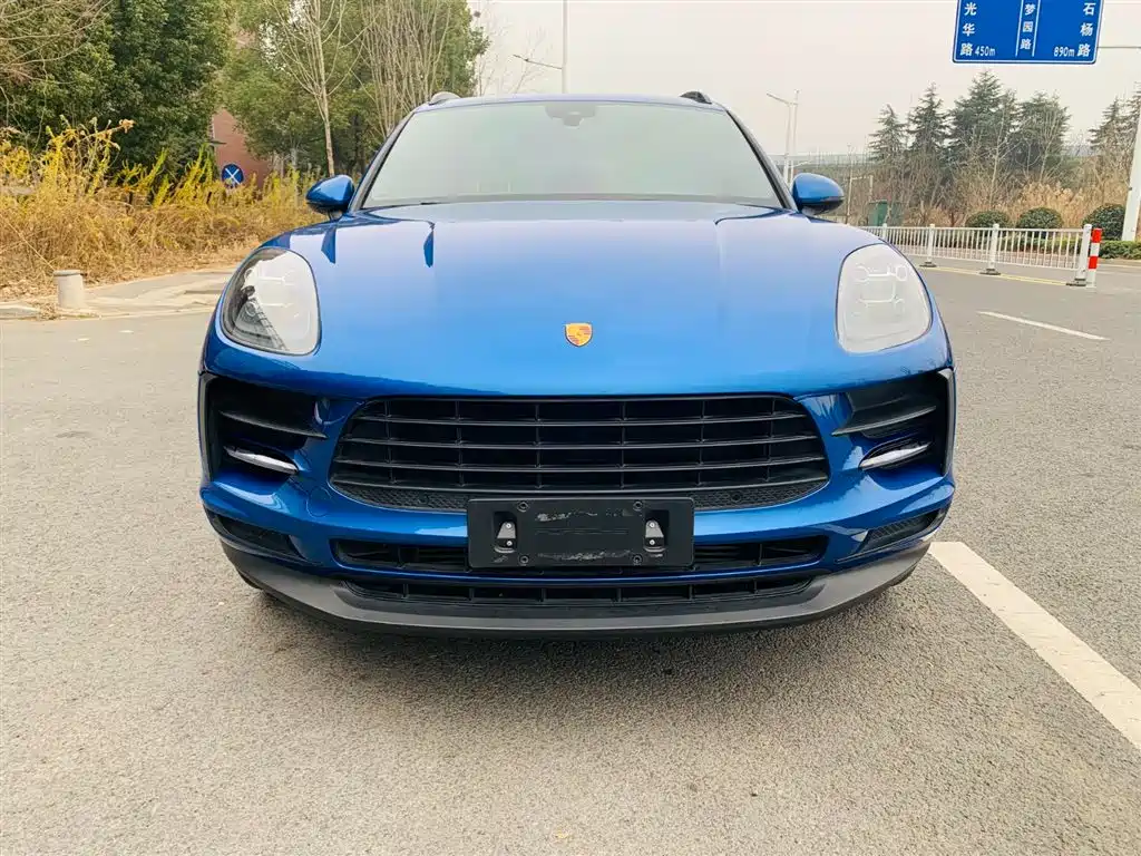 PORSCHE MACAN