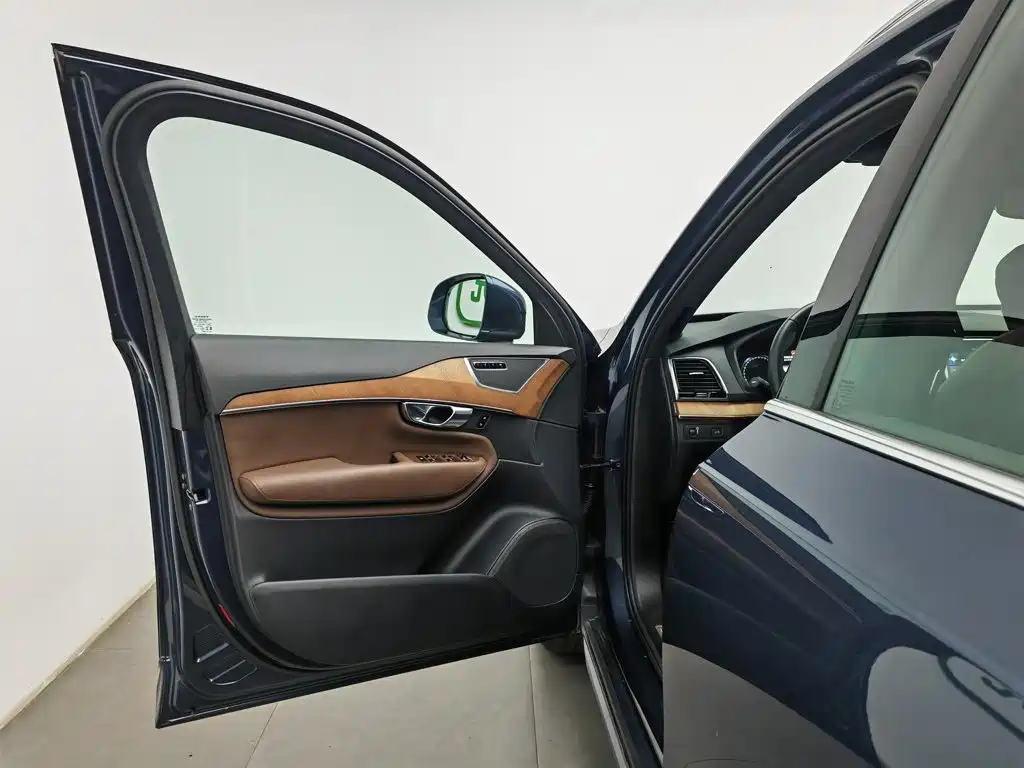 Volvo XC90 2022 B6 Luxury 7 мест