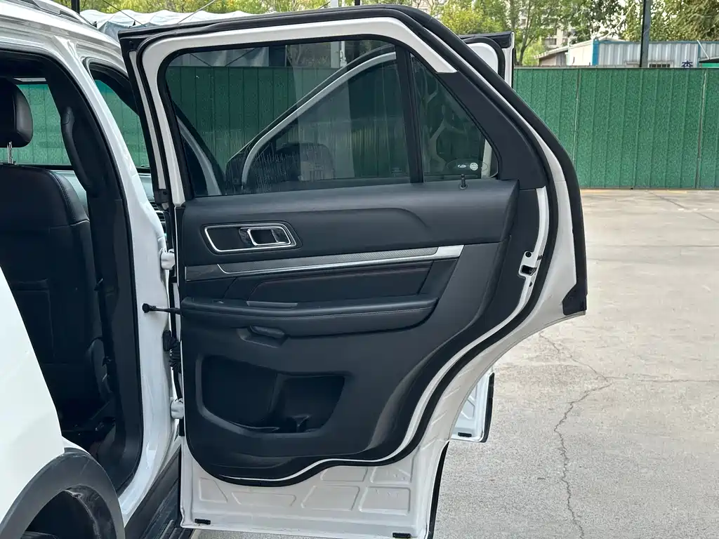 Ford Explorer (Import) — миниатюра 15
