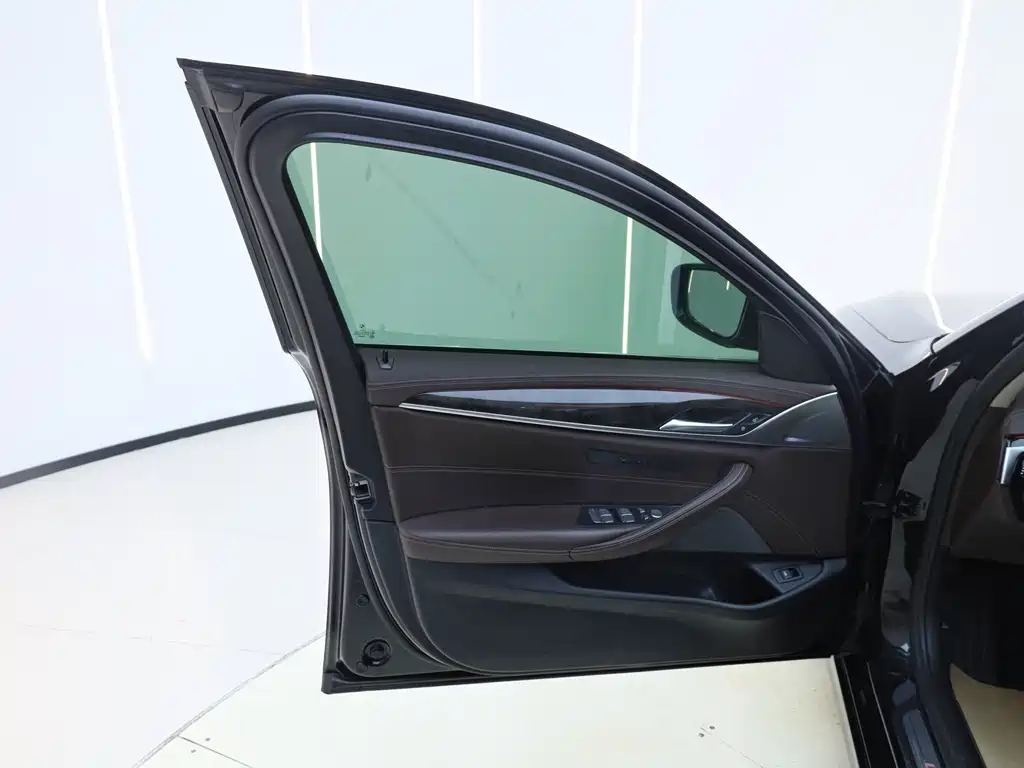 BMW 5 Series — миниатюра 24