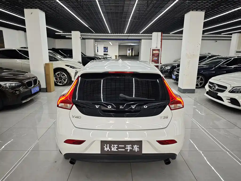 VOLVO V40
