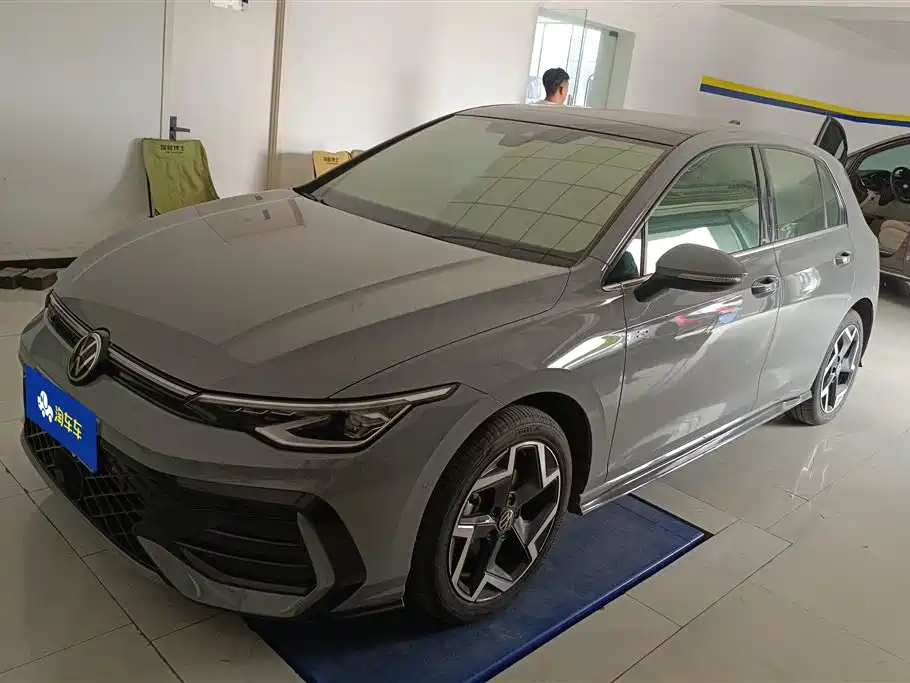 Volkswagen Golf 2025 300TSI R-Line