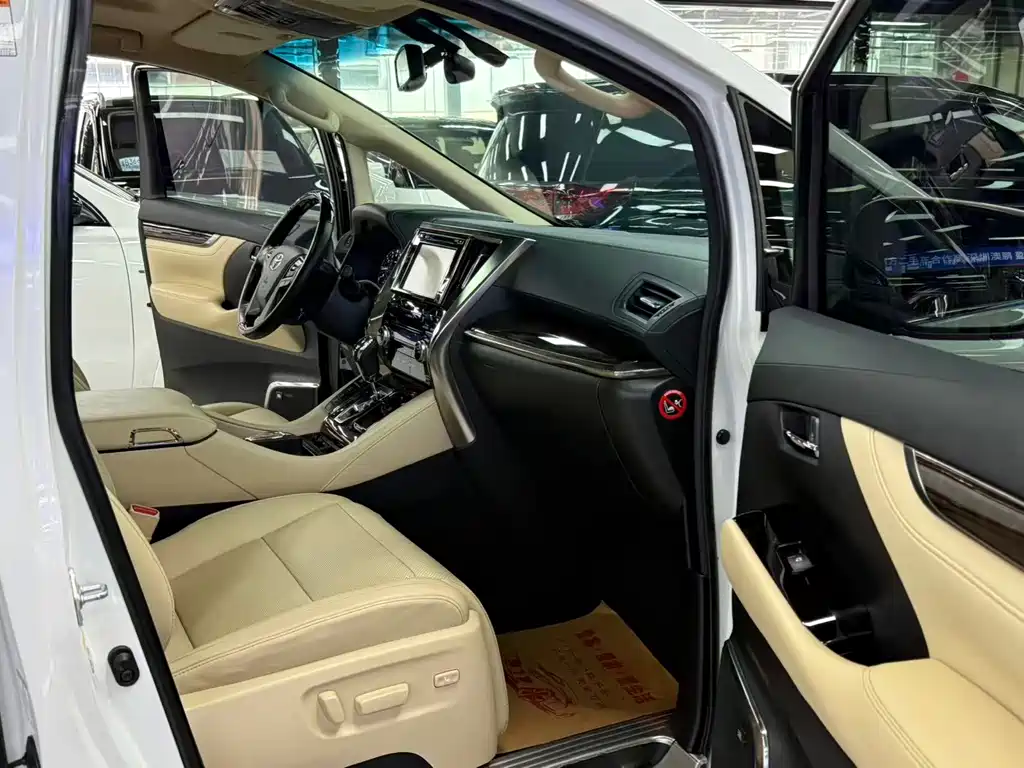 Toyota Alphard — миниатюра 9