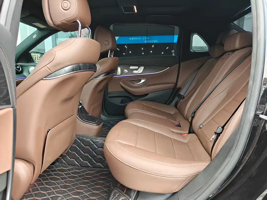 Mercedes-Benz E-Class — миниатюра 13