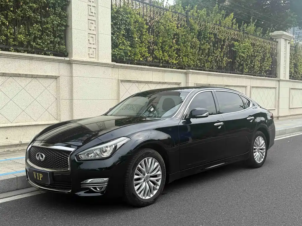 Infiniti Q70