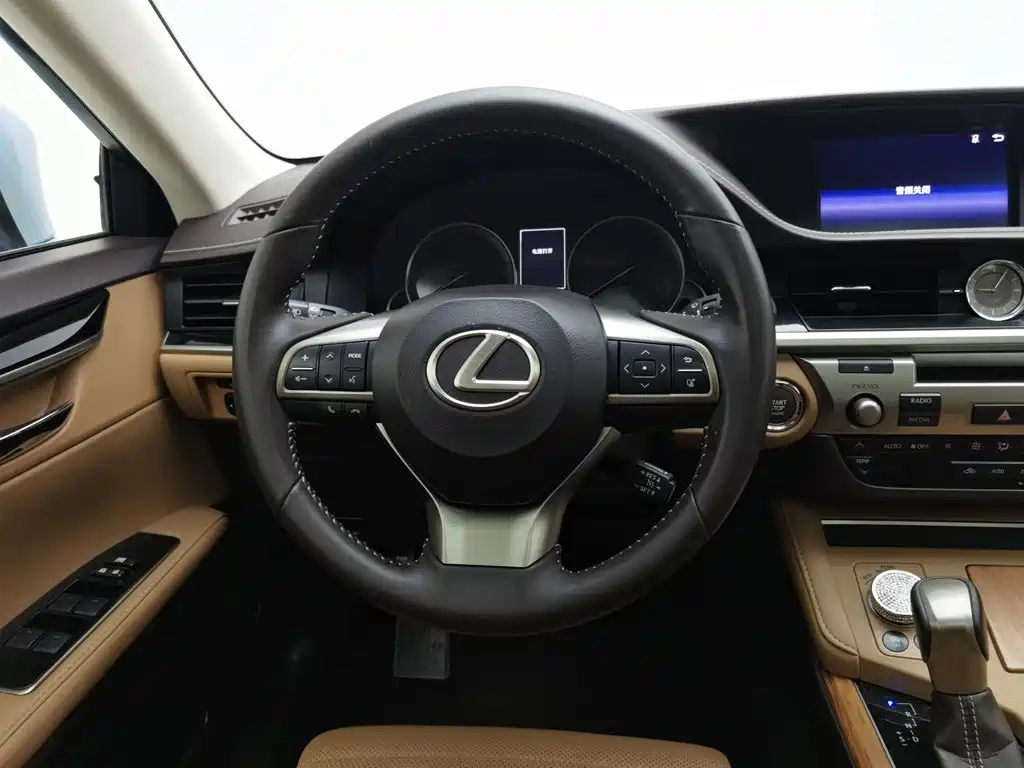 Lexus ES — миниатюра 11
