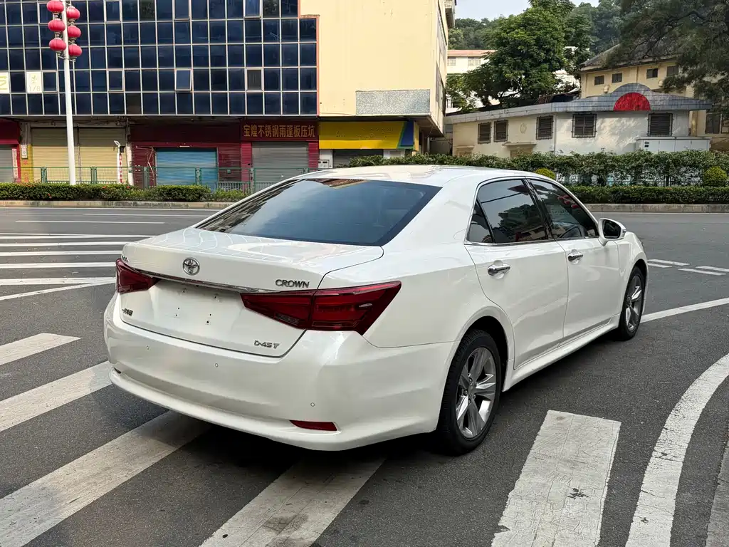 Toyota Crown — миниатюра 4