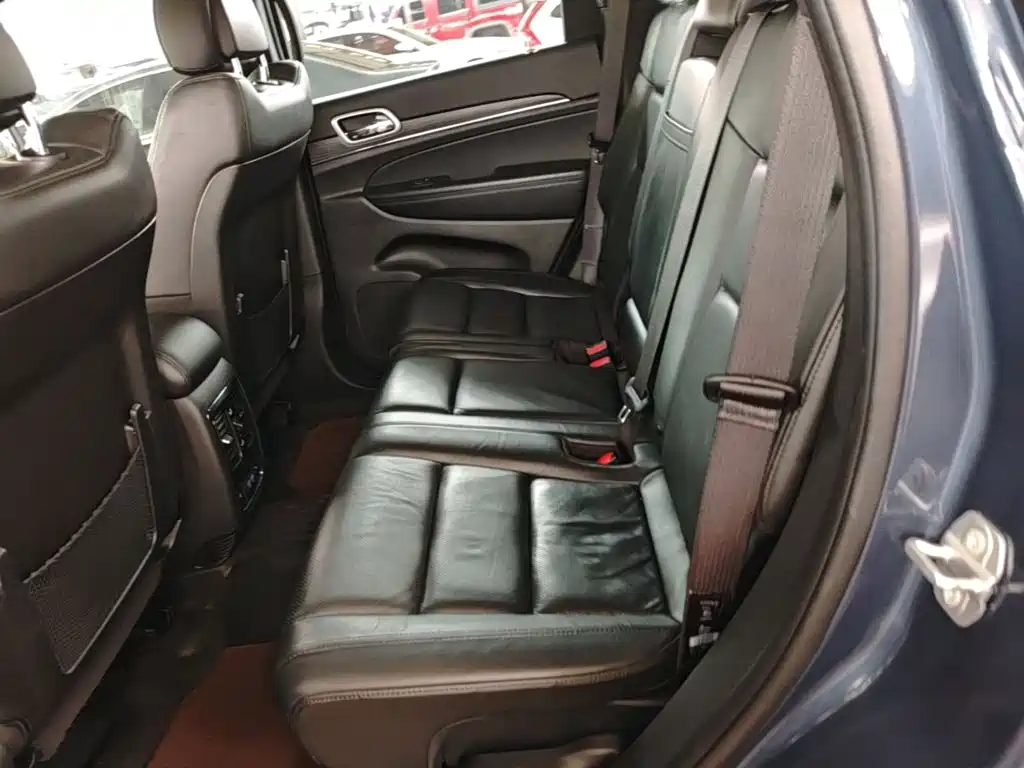 Jeep Grand Cherokee (Import) — миниатюра 17
