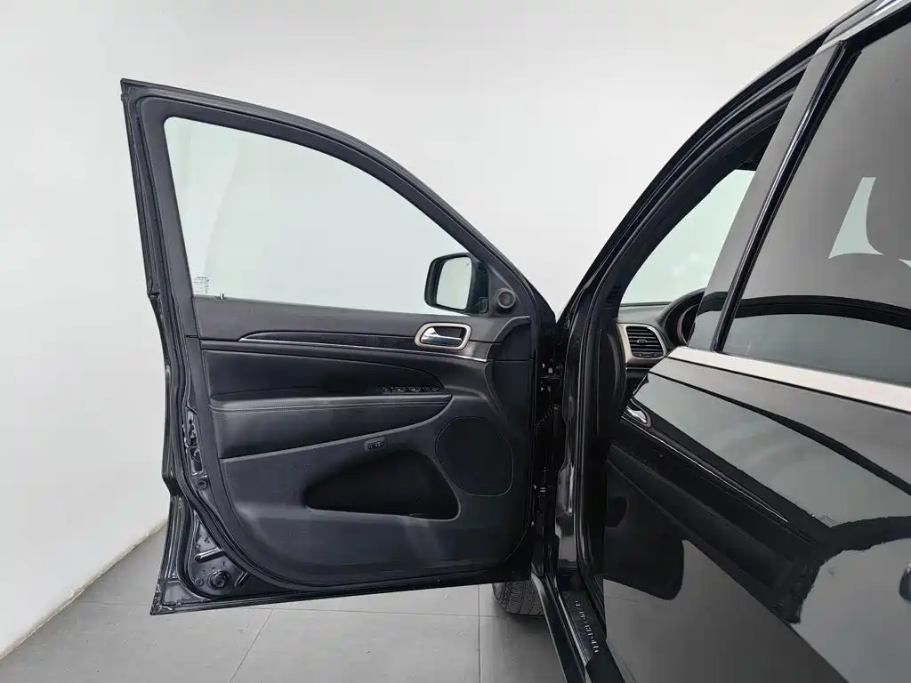 Jeep Grand Cherokee (Import) — миниатюра 8