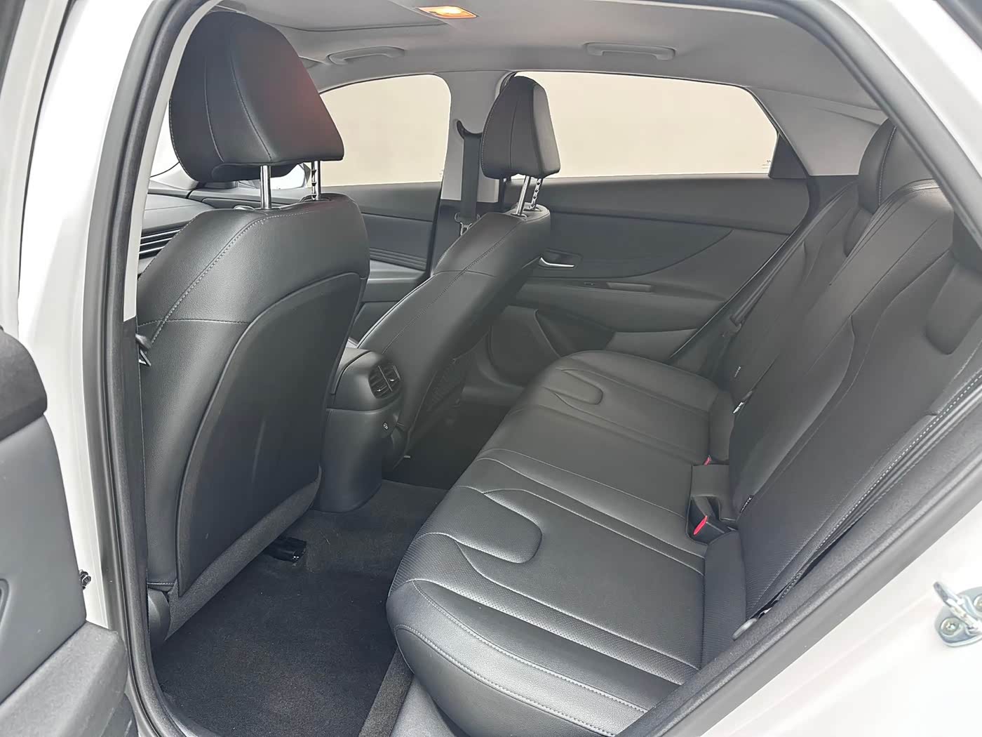 Hyundai Elantra 1.5 л 2023 г. Белый, пробег 21000 км