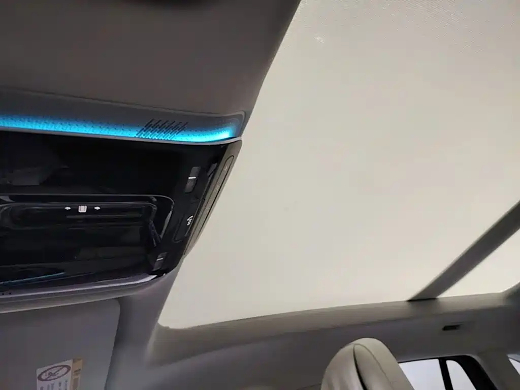 Mercedes-Benz EQE SUV — миниатюра 18