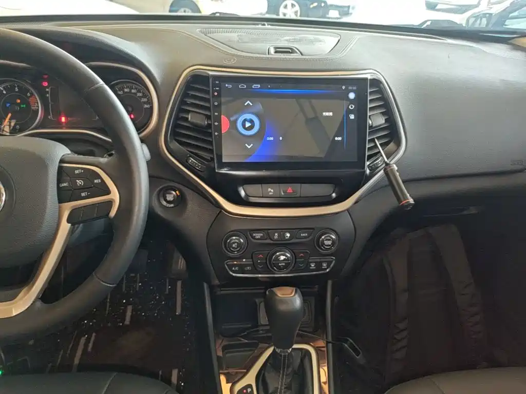 Jeep Cherokee — миниатюра 13