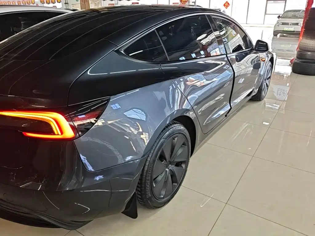 Tesla Model 3 — миниатюра 7