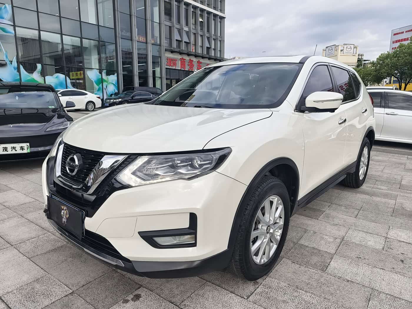 Nissan X-Trail 2.0 л 2021 г. Белый, пробег 30000 км