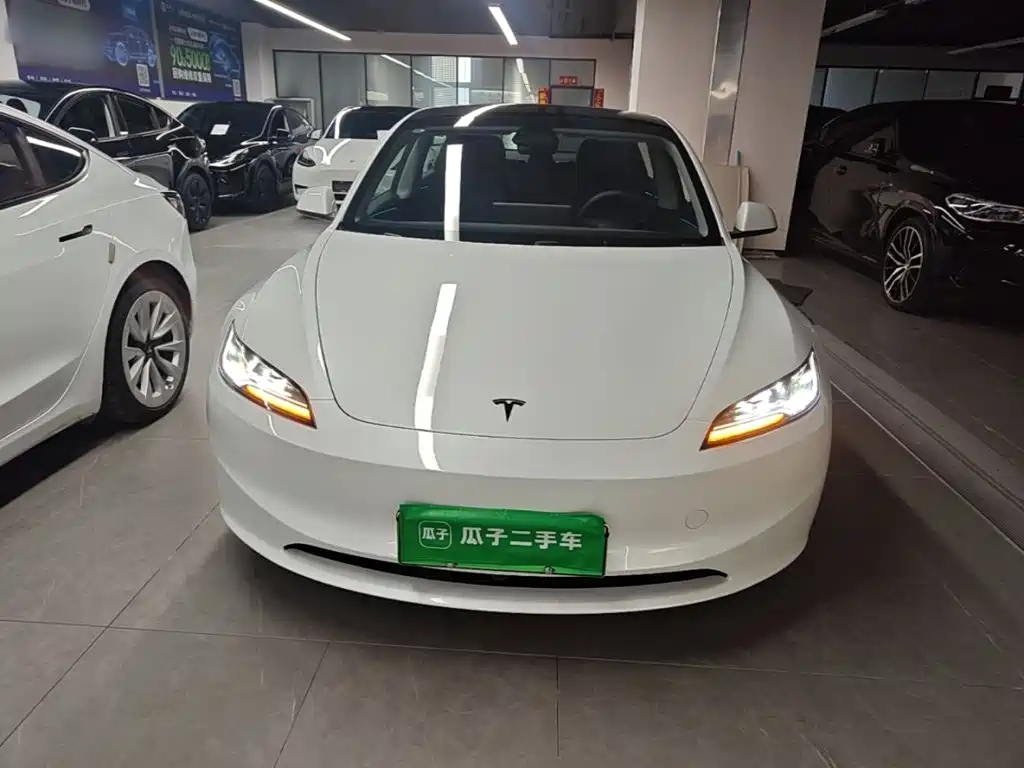 Tesla Model 3 — миниатюра 3
