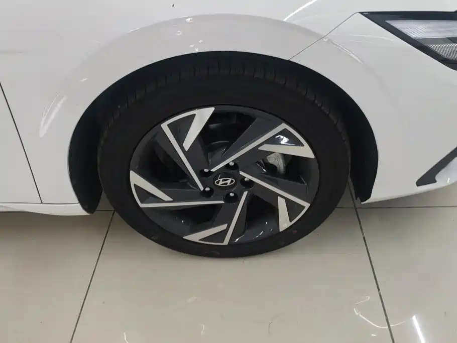Hyundai Elantra — миниатюра 6