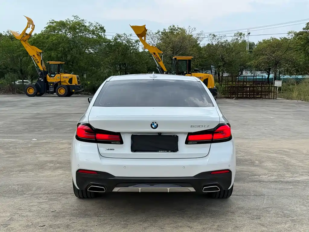 BMW 5 Series — миниатюра 8