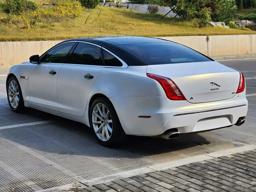Jaguar XJ — миниатюра 6