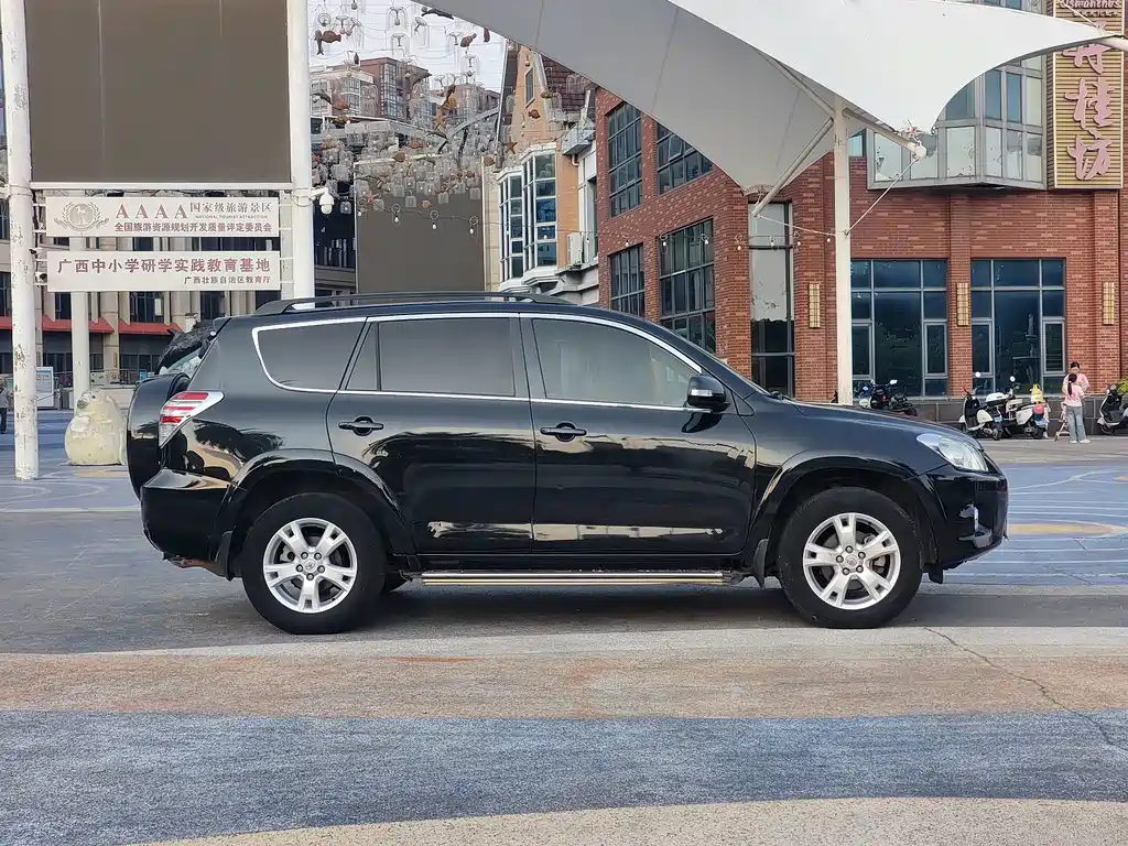 Toyota RAV4 — миниатюра 8