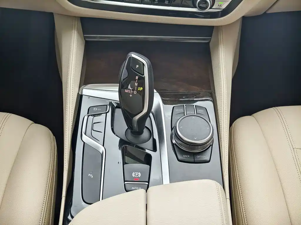 BMW 5 Series — миниатюра 10