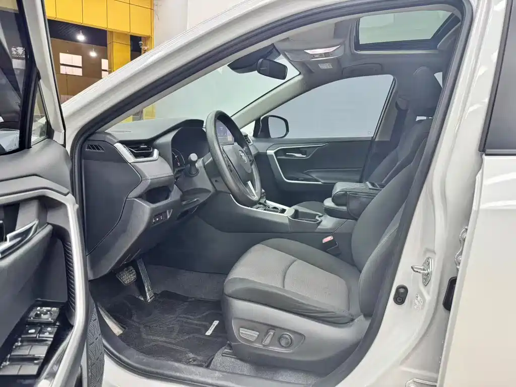 Toyota RAV4 — миниатюра 4