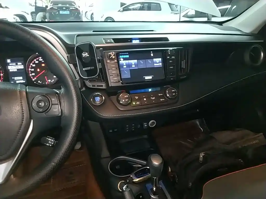 Toyota RAV4 — миниатюра 13