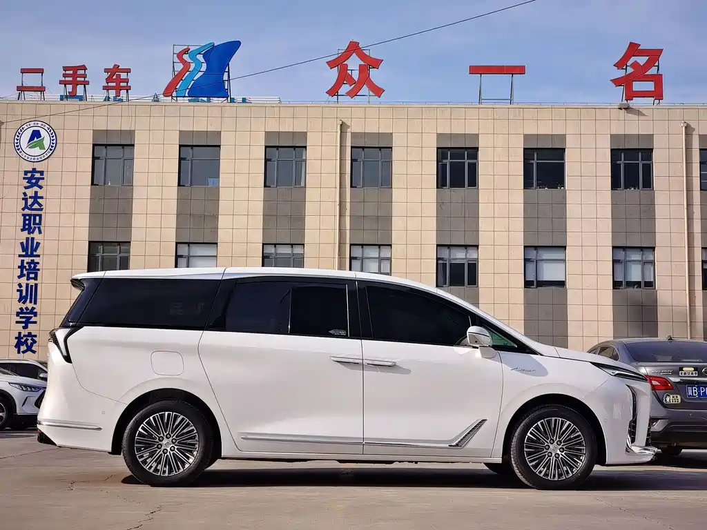 Buick GL8 Hybrid — миниатюра 4
