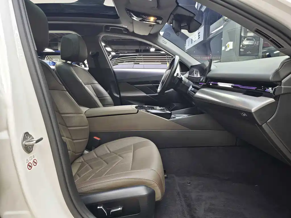 BMW 5 Series — миниатюра 6