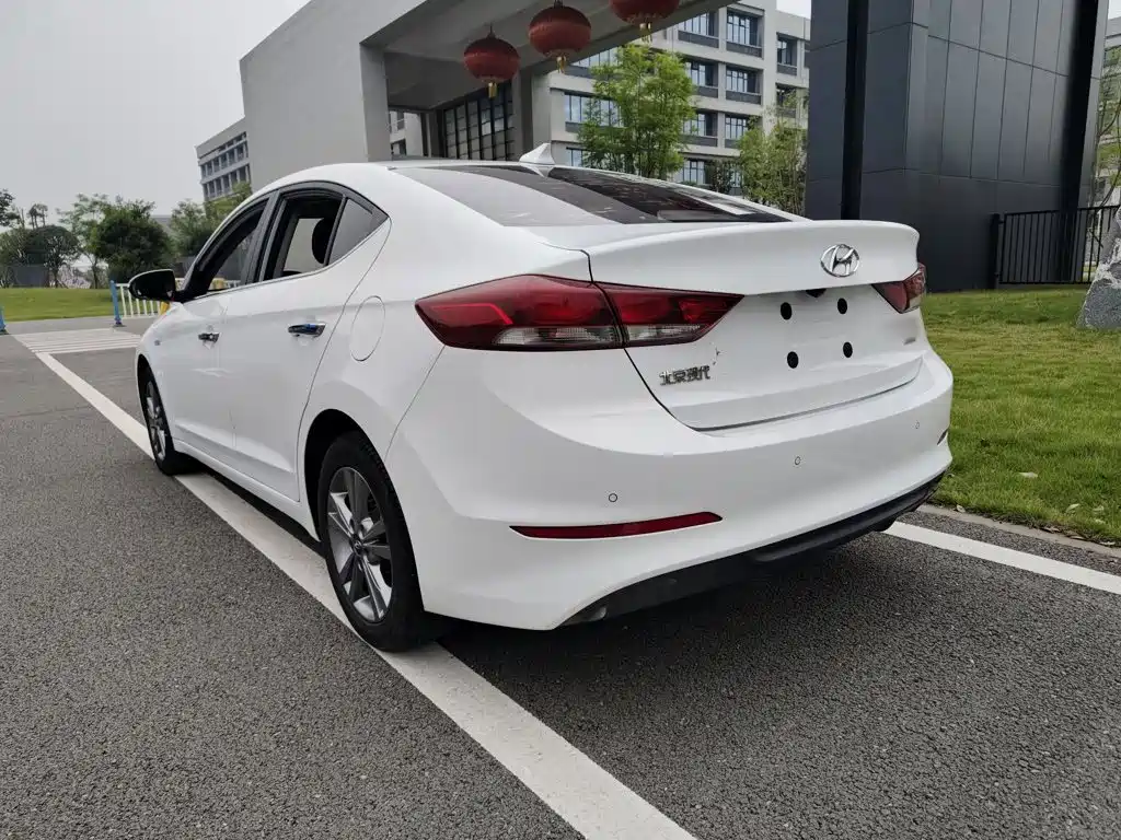 Hyundai Elantra — миниатюра 10