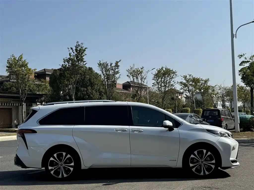 Toyota Granvia — миниатюра 16
